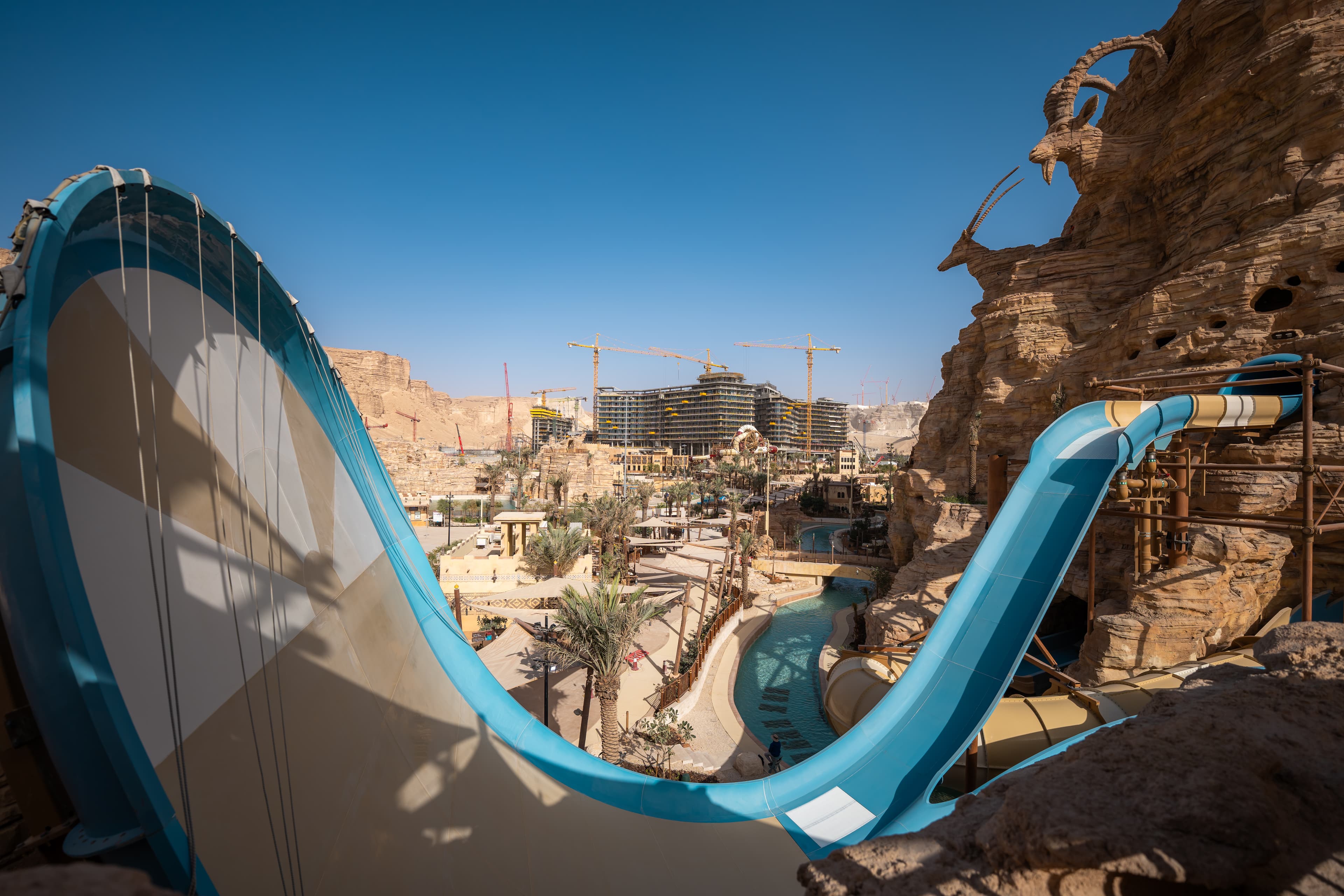 ليلتان في فندق 5نجوم و تذاكر دخول اكواريبا وSix Flags لخمس افراد