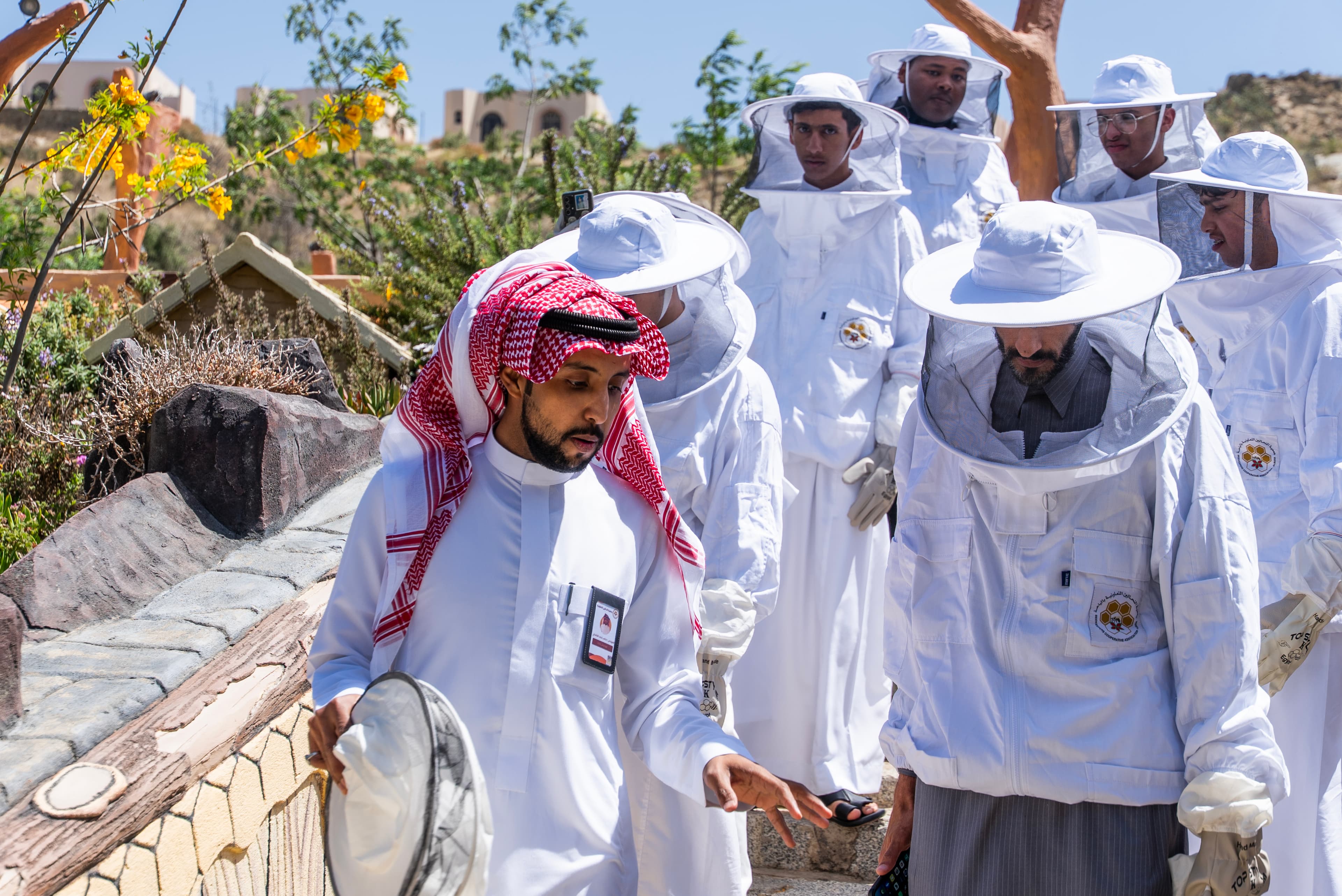 دخول لشخص واحد يستكشف عالم النحل